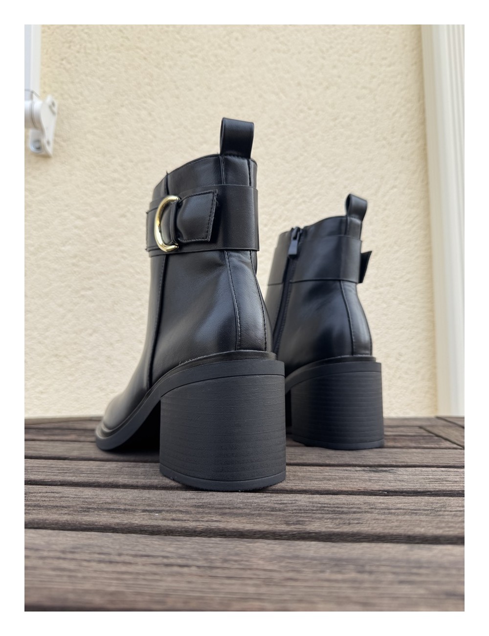 Botas con tacon grueso y detalle dorado Genova Noir