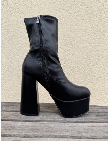 Botines con tacon y plataforma Vittoria Noir