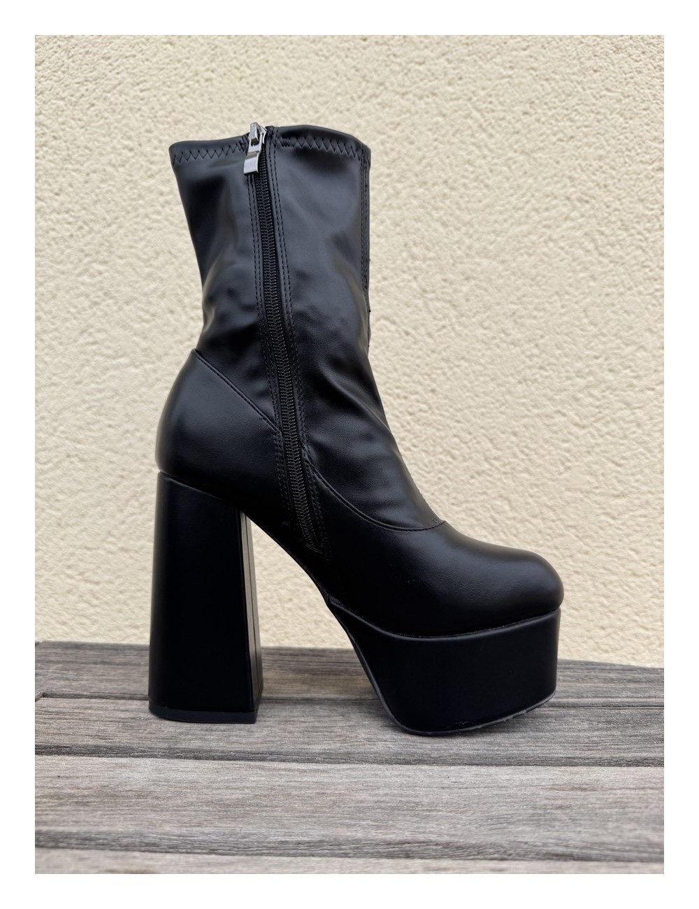 Botines con tacon y plataforma Vittoria Noir