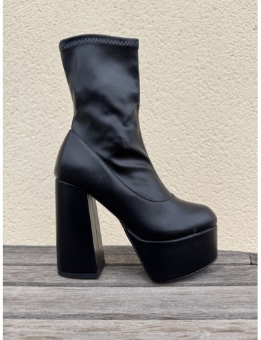 Botines con tacon y plataforma Vittoria Noir