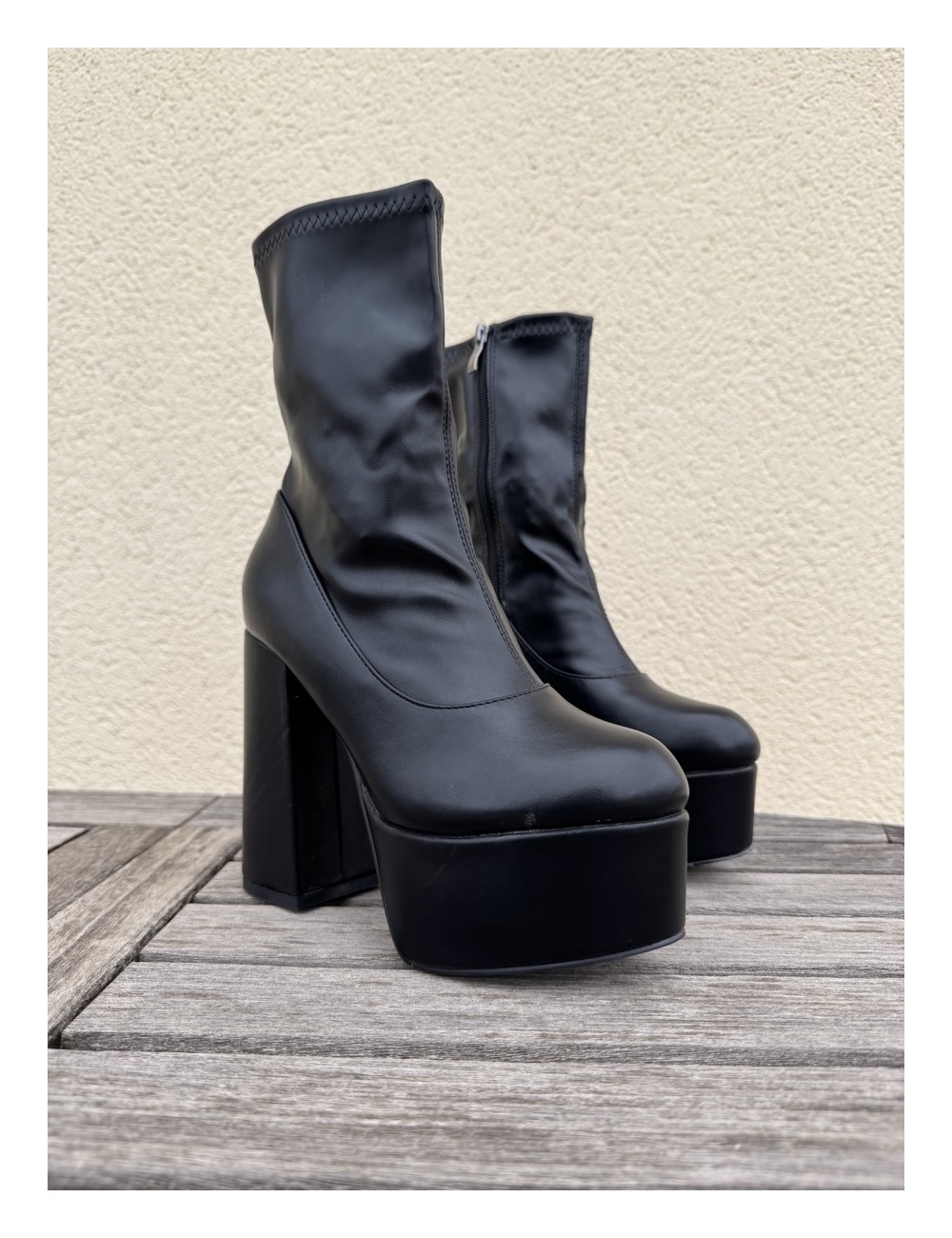 Botines con tacon y plataforma Vittoria Noir