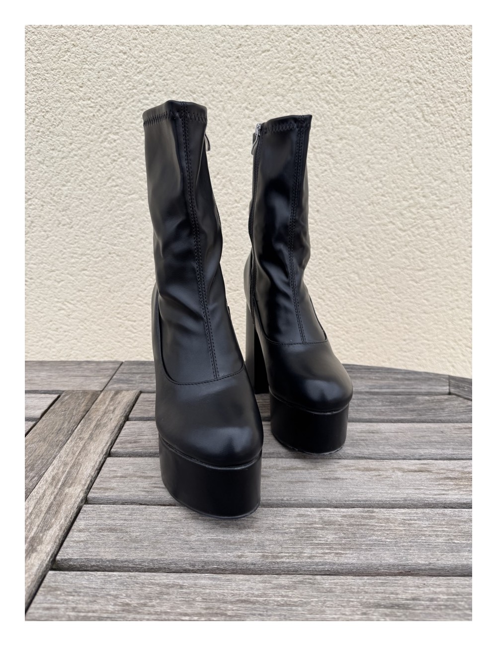 Botines con tacon y plataforma Vittoria Noir