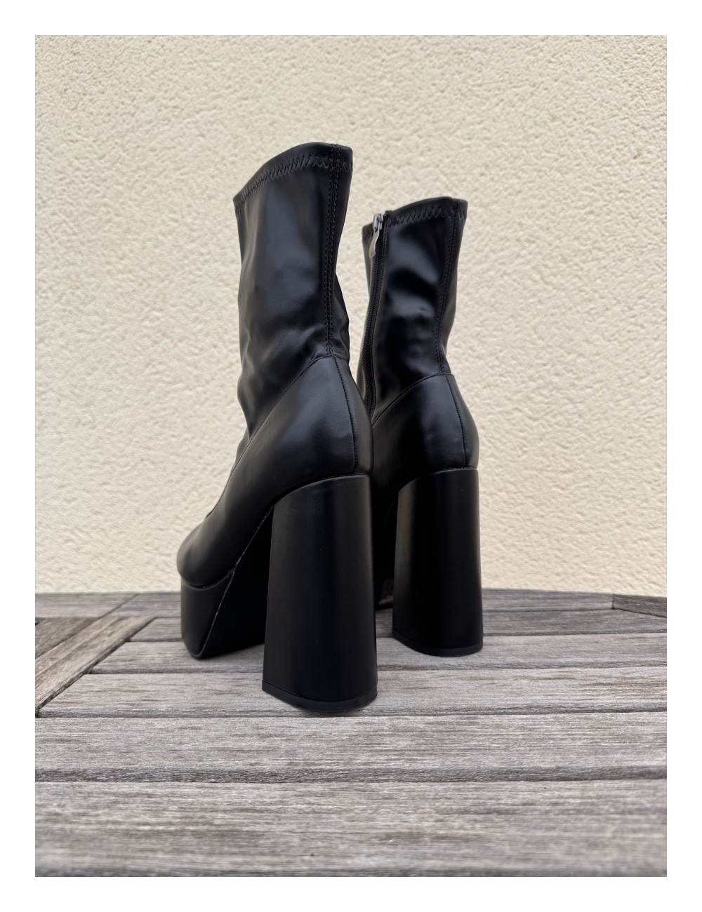 Botines con tacon y plataforma Vittoria Noir