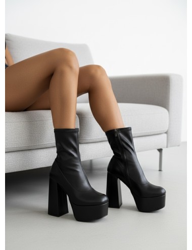 Botines con tacon y plataforma Vittoria Noir