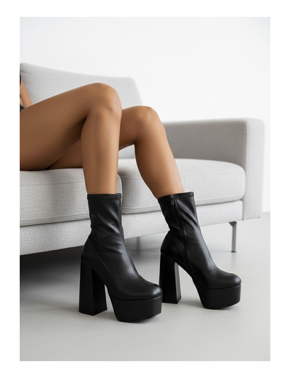 Botines con tacon y plataforma Vittoria Noir