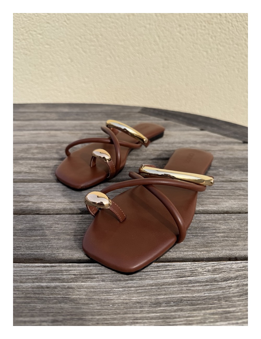 Sandalias con detalle dorado Vernazza Camel