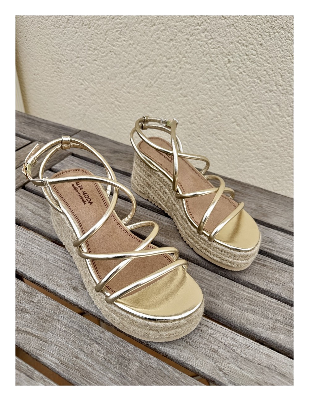 Sandalias con plataforma y tiras Berti Gold