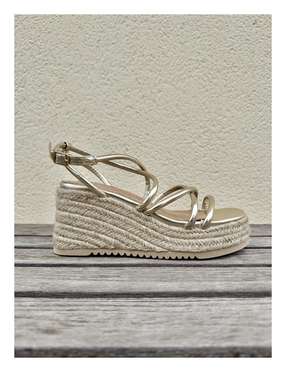 Sandalias con plataforma y tiras Berti Gold