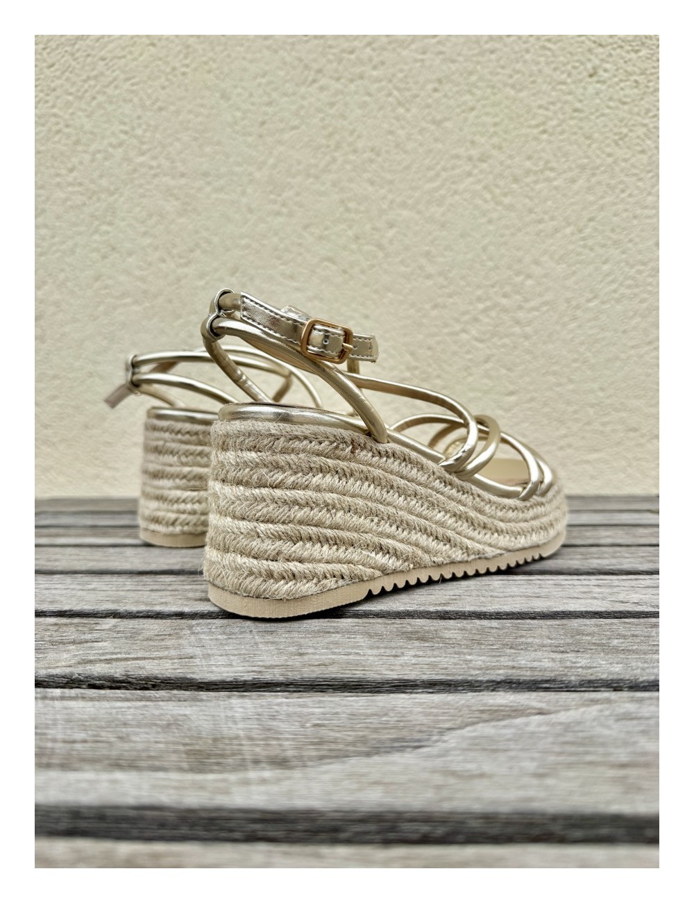 Sandalias con plataforma y tiras Berti Gold