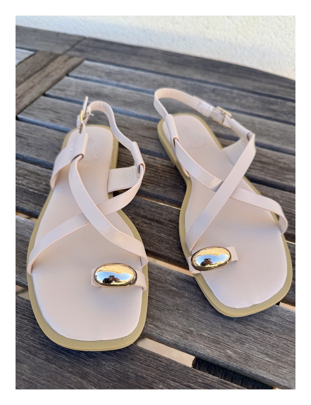 Sandalias planas Sassi Beige