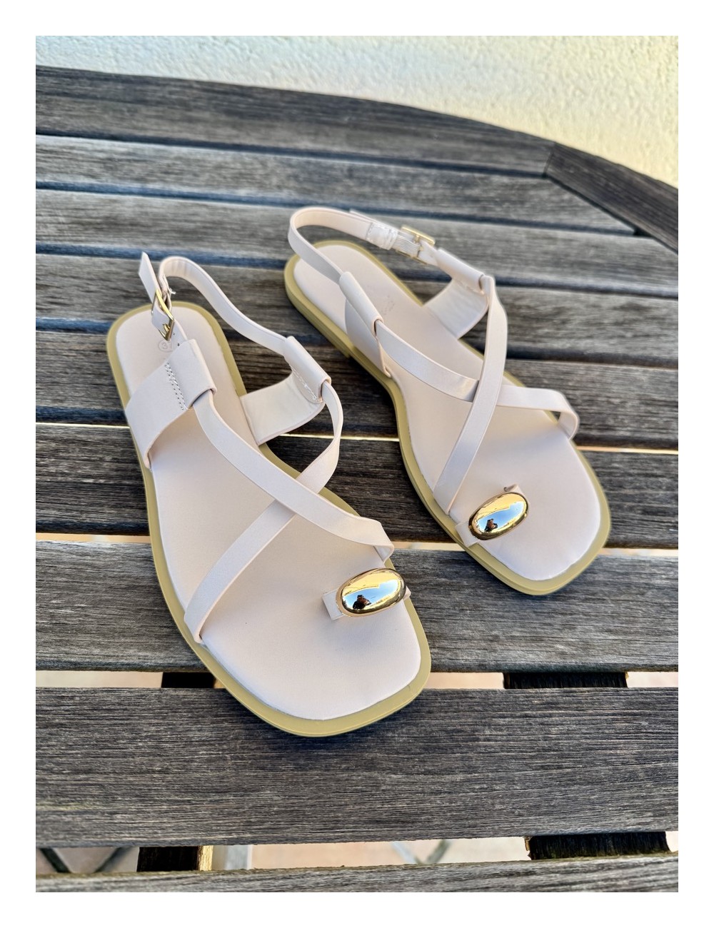 Sandalias planas Sassi Beige