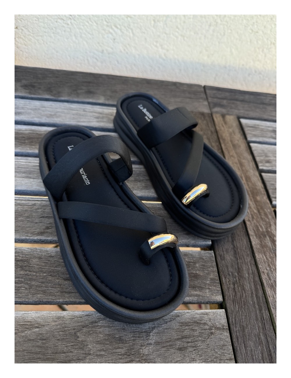 Sandalias de Plataforma con Anillo Dorado Caorla Noir