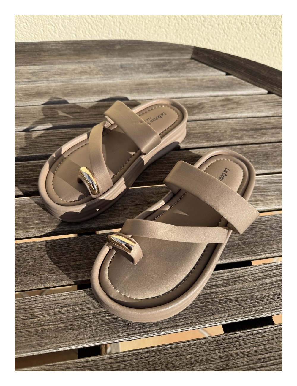 Sandalias de Plataforma con Anillo Dorado Caorla Khaki