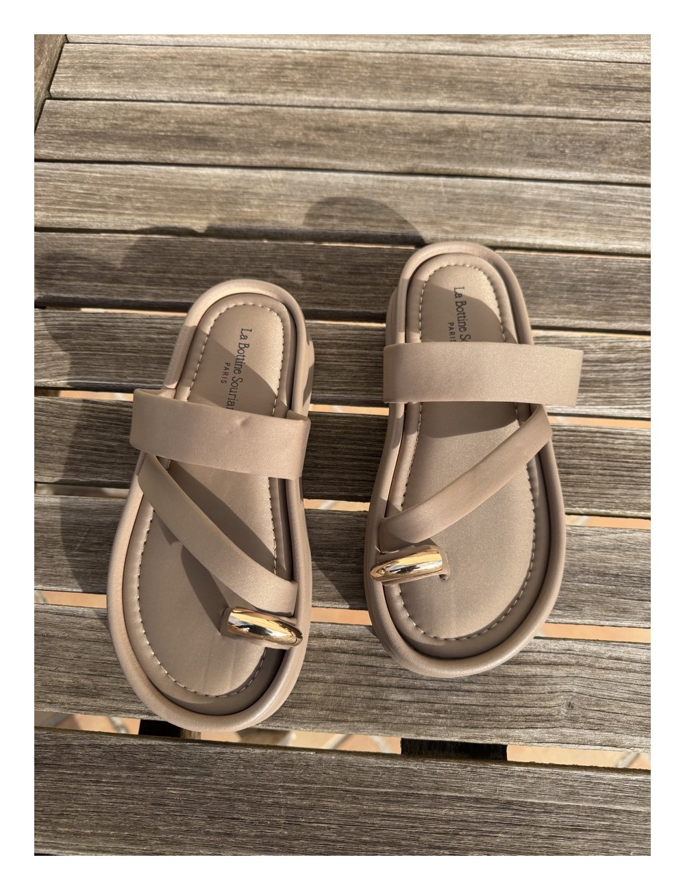 Sandalias de Plataforma con Anillo Dorado Caorla Khaki