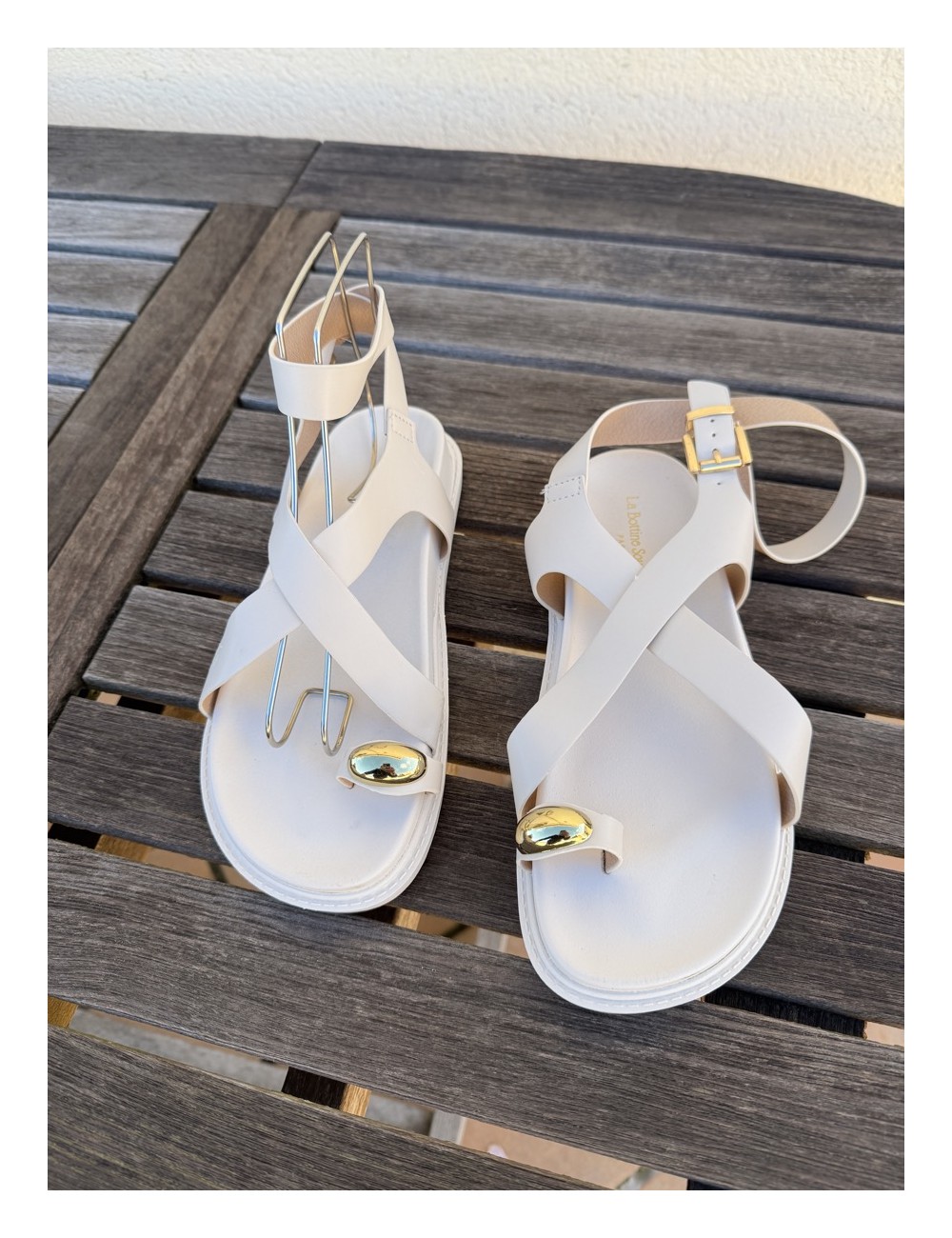 Sandalias Romanas con Anillo Doradas Alpi Beige