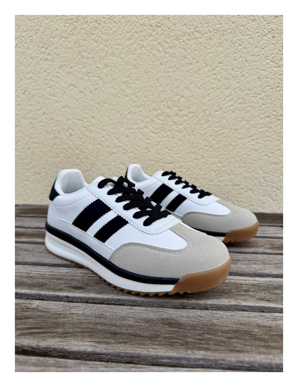 Tenis retro blancas rayas negras Fasano