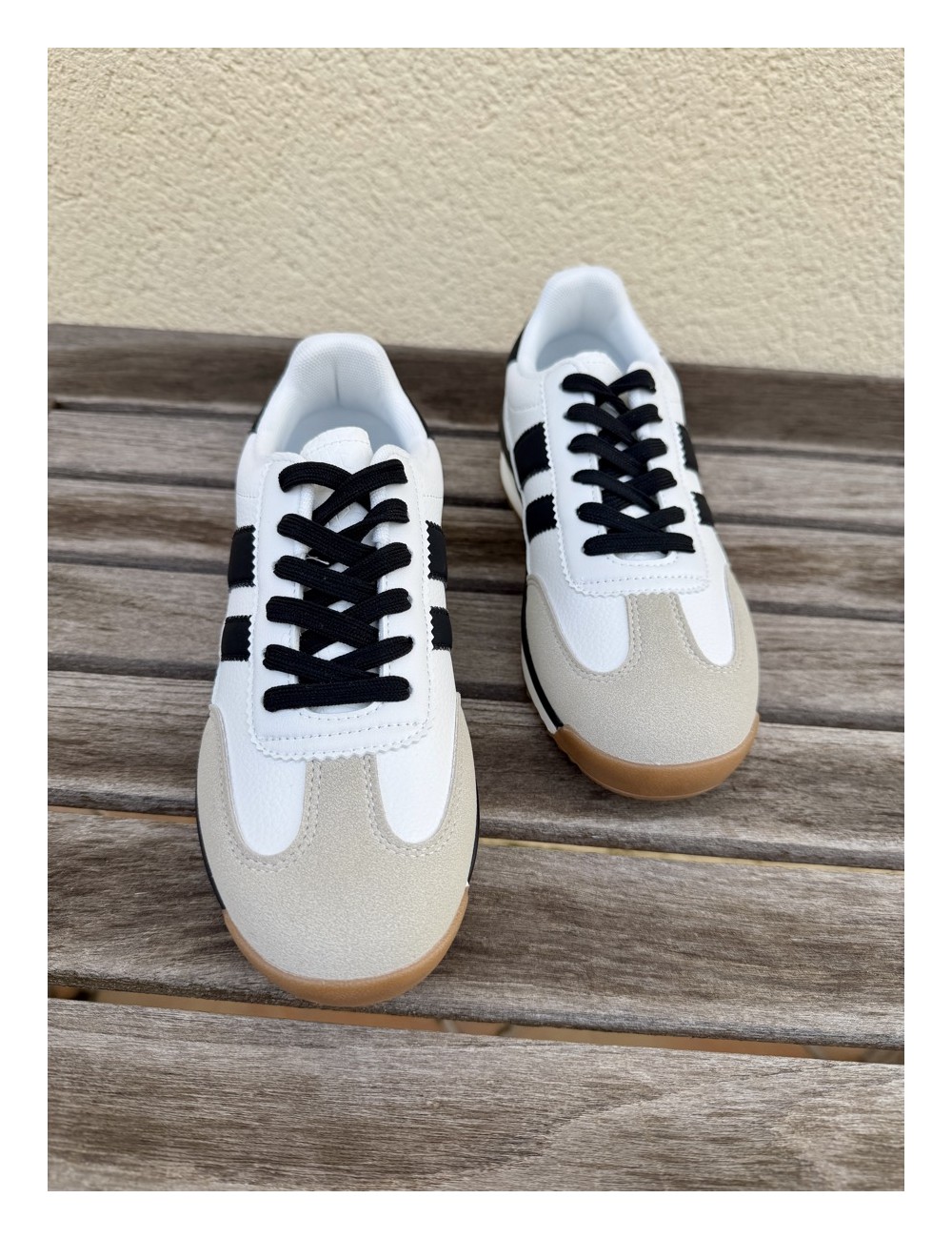 Tenis retro blancas rayas negras Fasano