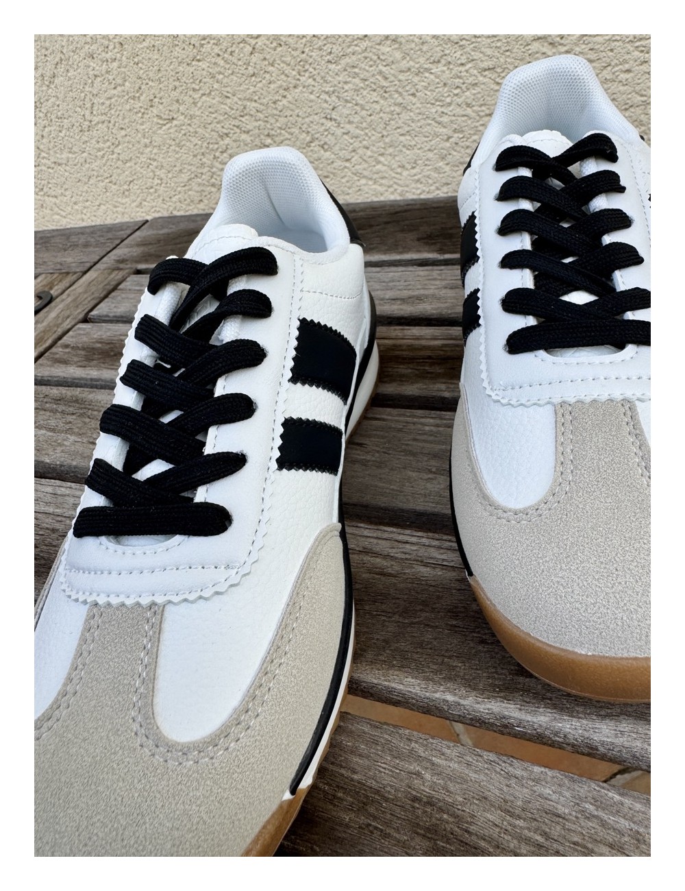 Tenis retro blancas rayas negras Fasano