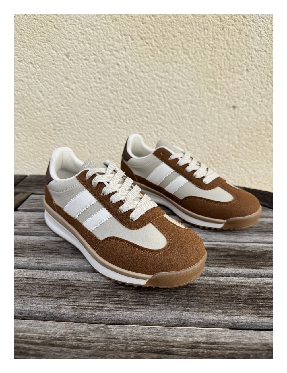 Tenis retro marrón y beige rayas blancas Fasano