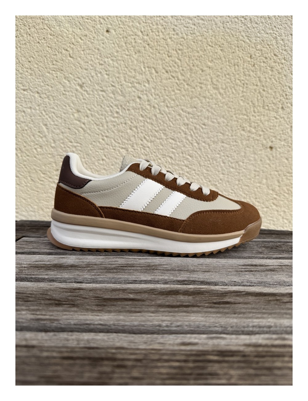 Tenis retro marrón y beige rayas blancas Fasano