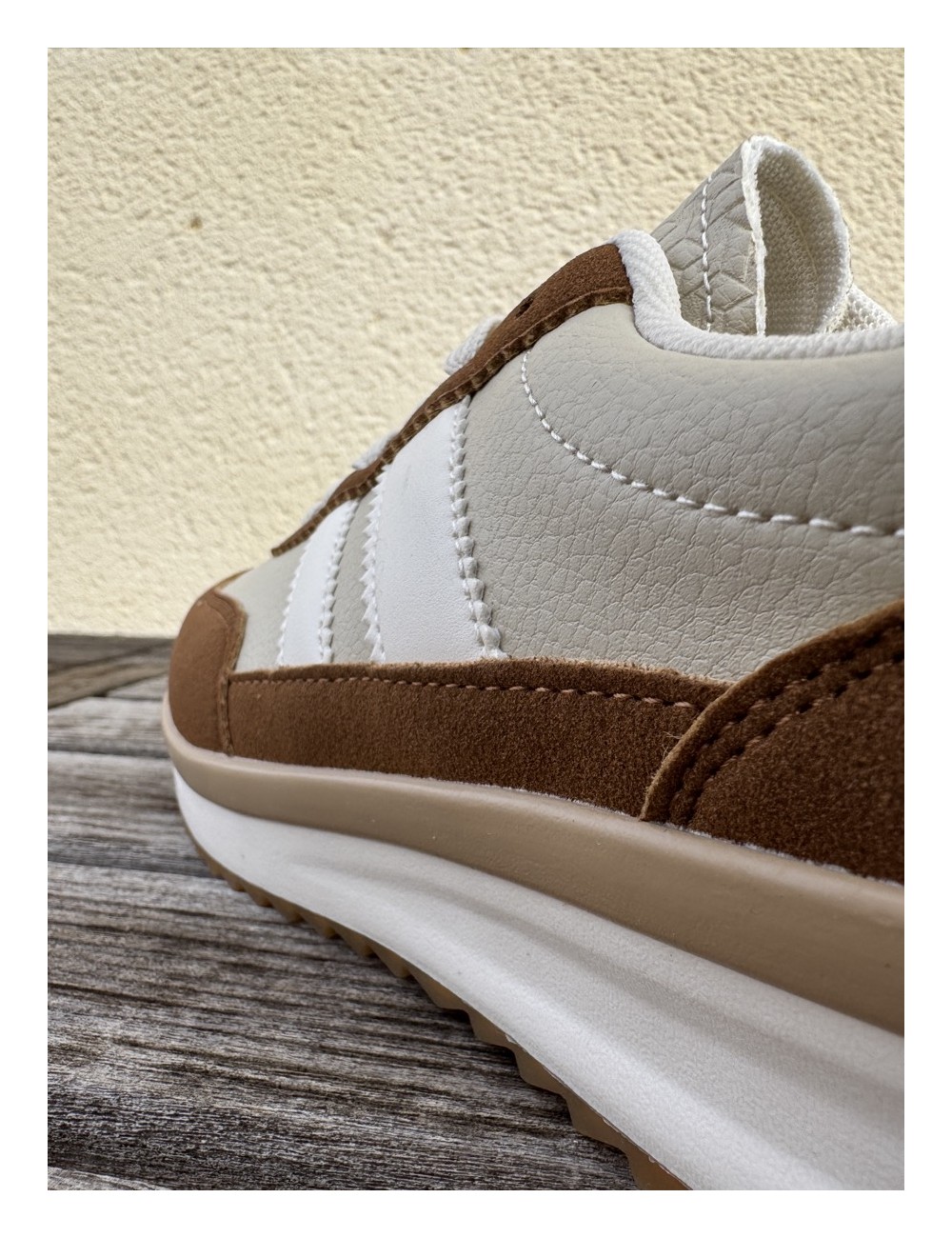 Tenis retro marrón y beige rayas blancas Fasano