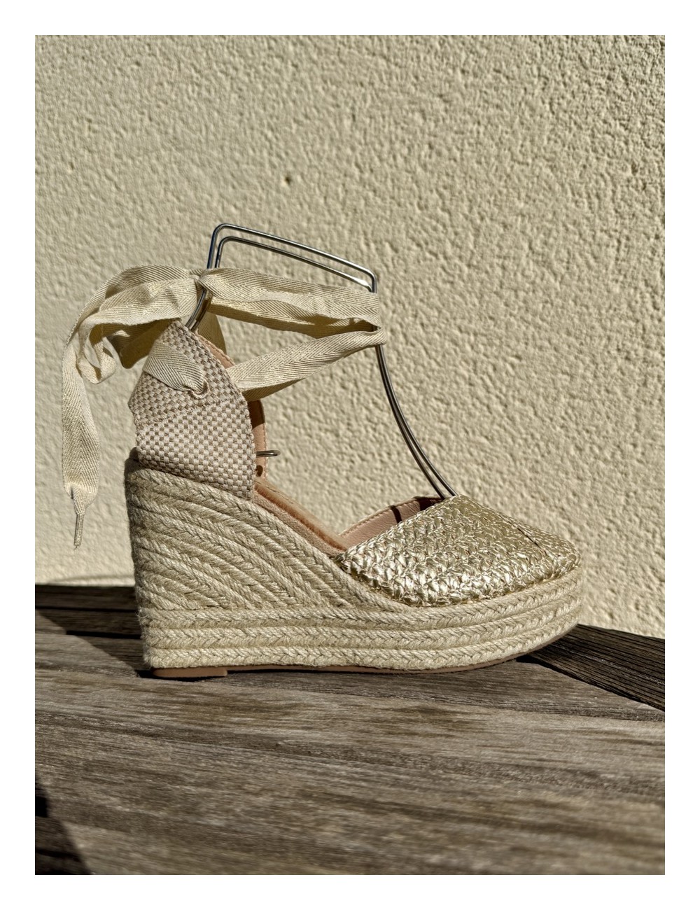 Sandalia cuña yute y lazo a la pierna Chidda Gold