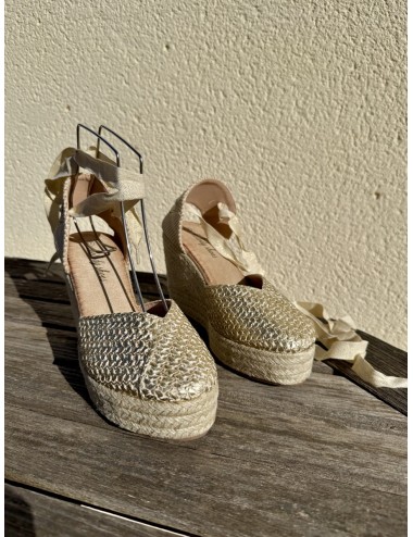 Sandalia cuña yute y lazo a la pierna Chidda Gold