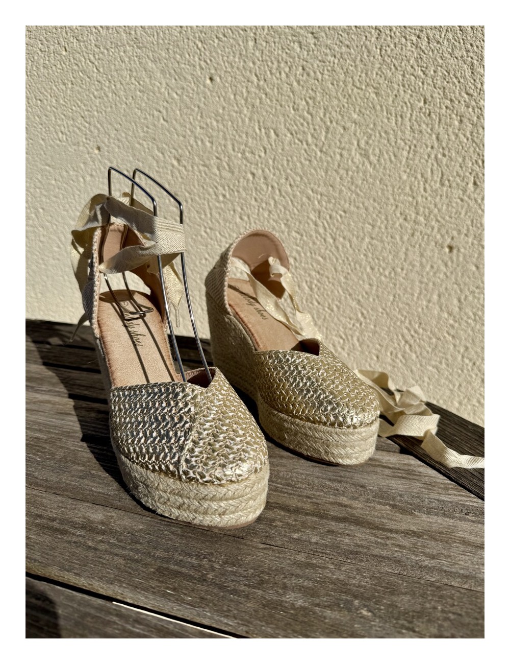 Sandalia cuña yute y lazo a la pierna Chidda Gold