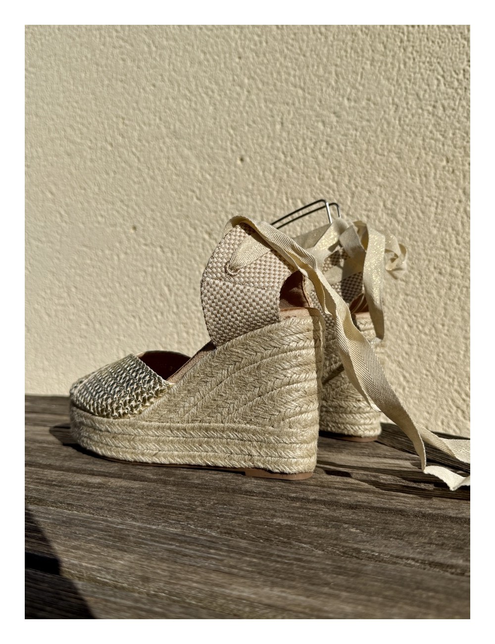 Sandalia cuña yute y lazo a la pierna Chidda Gold