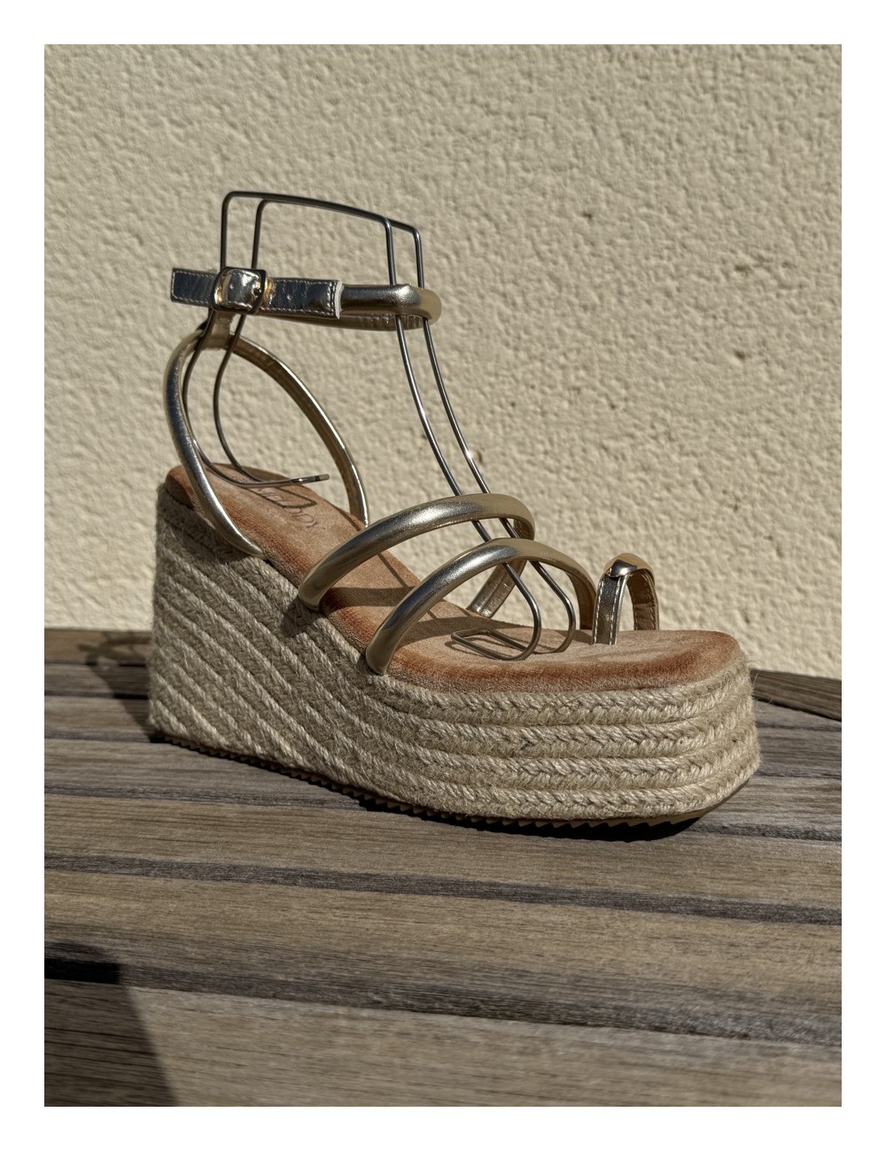 Sandalias con plataforma y tiras Telti Gold