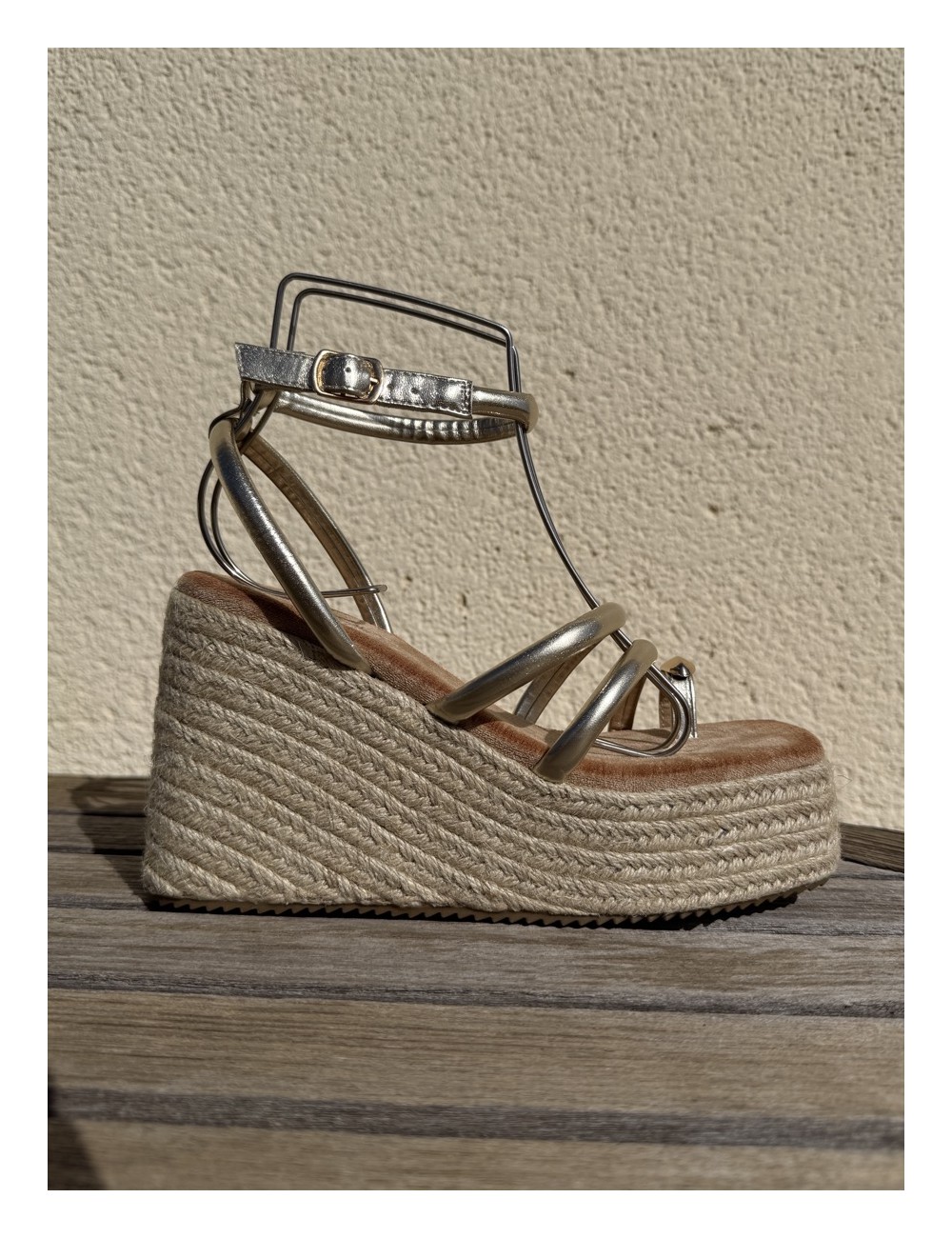 Sandalias con plataforma y tiras Telti Gold