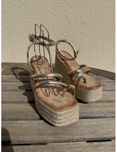 Sandalias con plataforma y tiras Telti Gold
