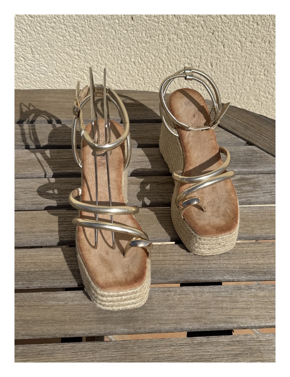 Sandalias con plataforma y tiras Telti Gold