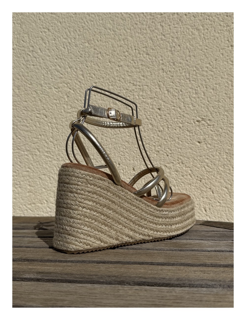 Sandalias con plataforma y tiras Telti Gold