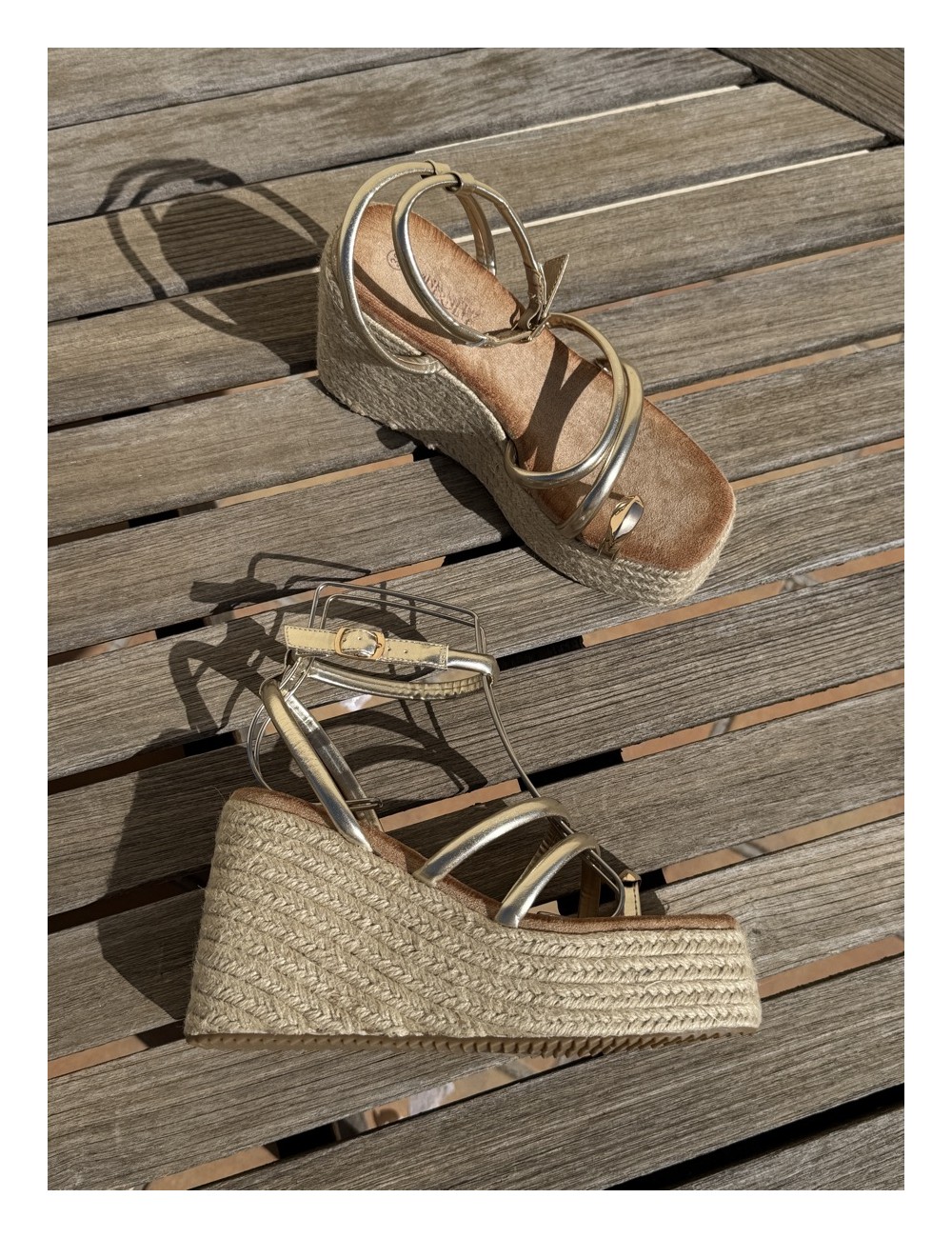 Sandalias con plataforma y tiras Telti Gold