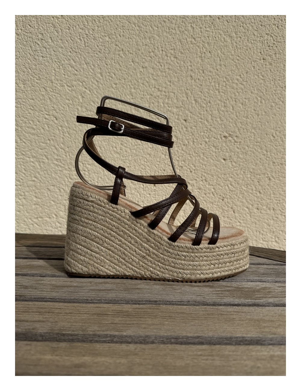 Sandalias con Tiras y Atadas a la Pierna Casina Brown