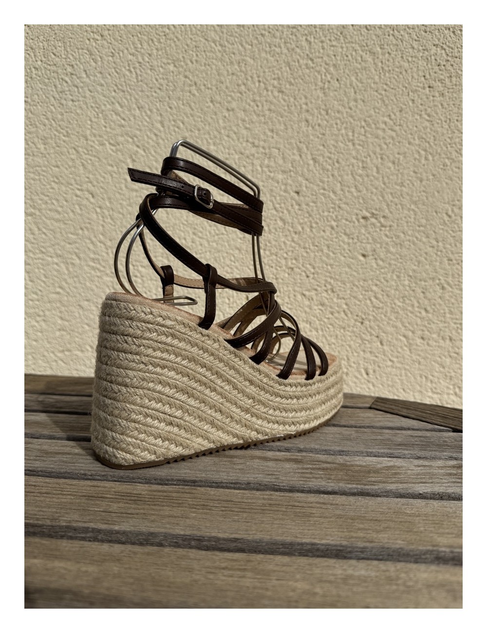 Sandalias con Tiras y Atadas a la Pierna Casina Brown