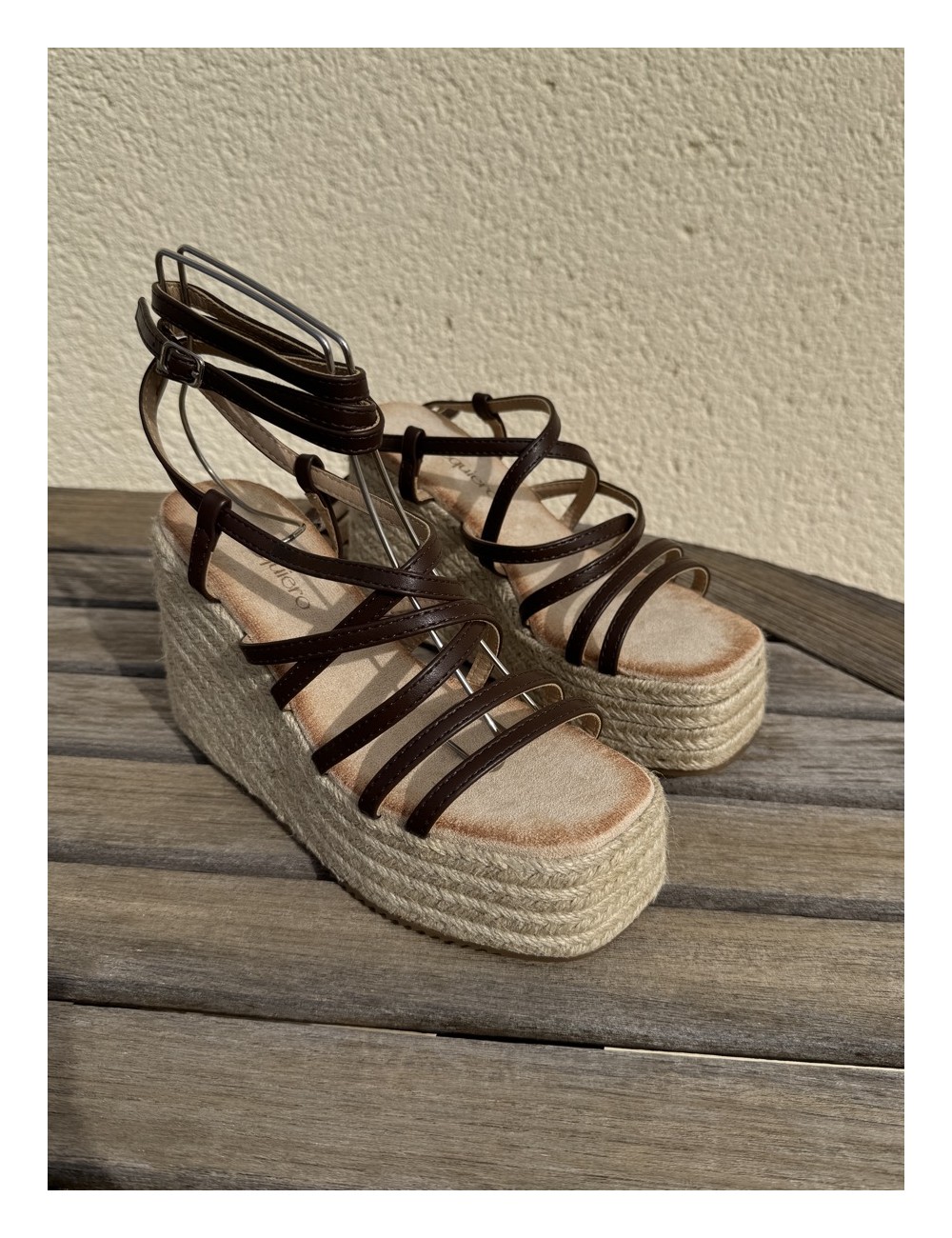 Sandalias con Tiras y Atadas a la Pierna Casina Brown