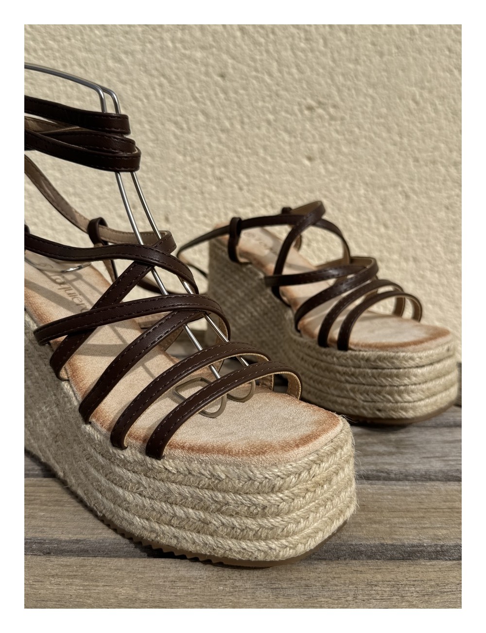 Sandalias con Tiras y Atadas a la Pierna Casina Brown