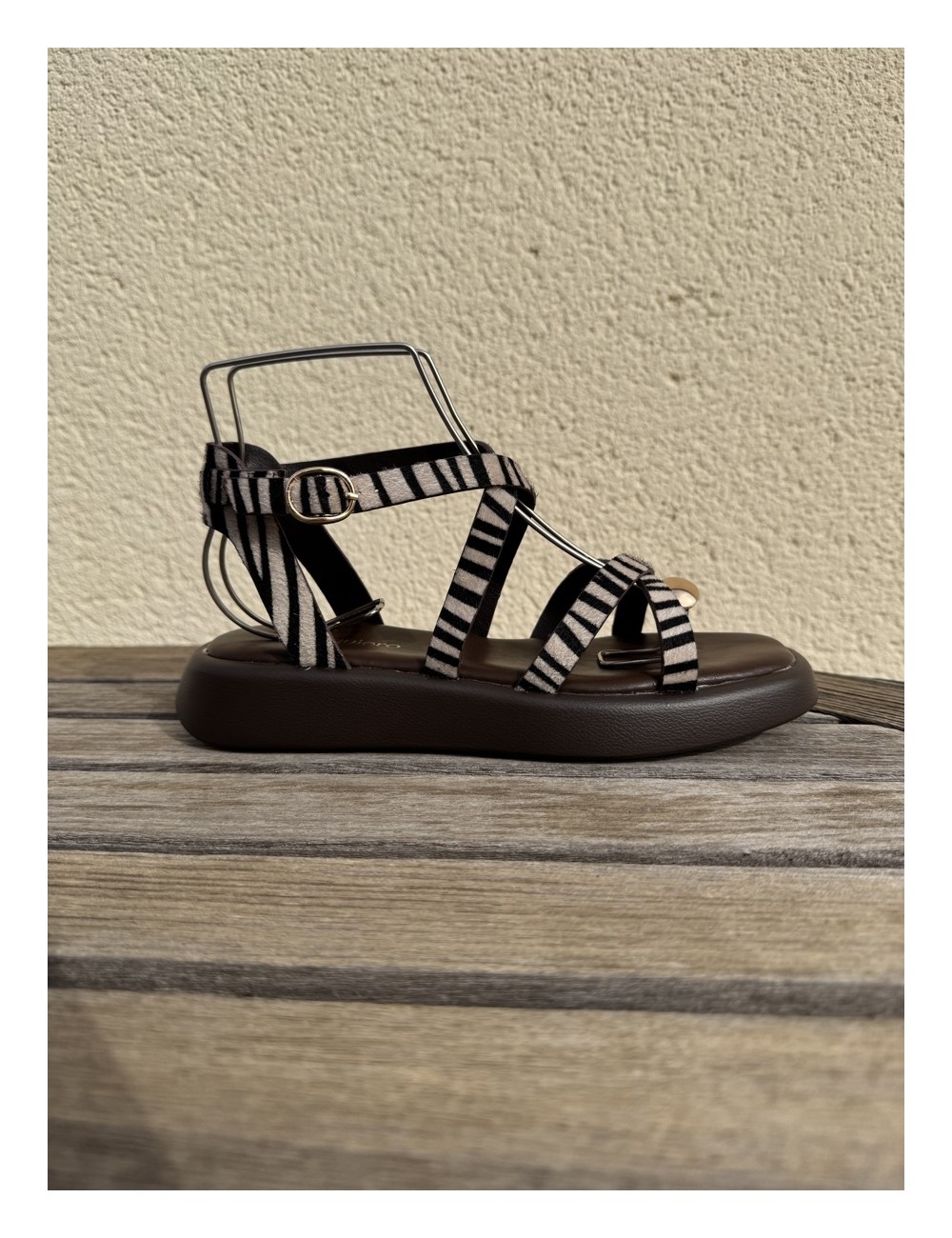 Sandalias con tiras y anillo Onifai zebra