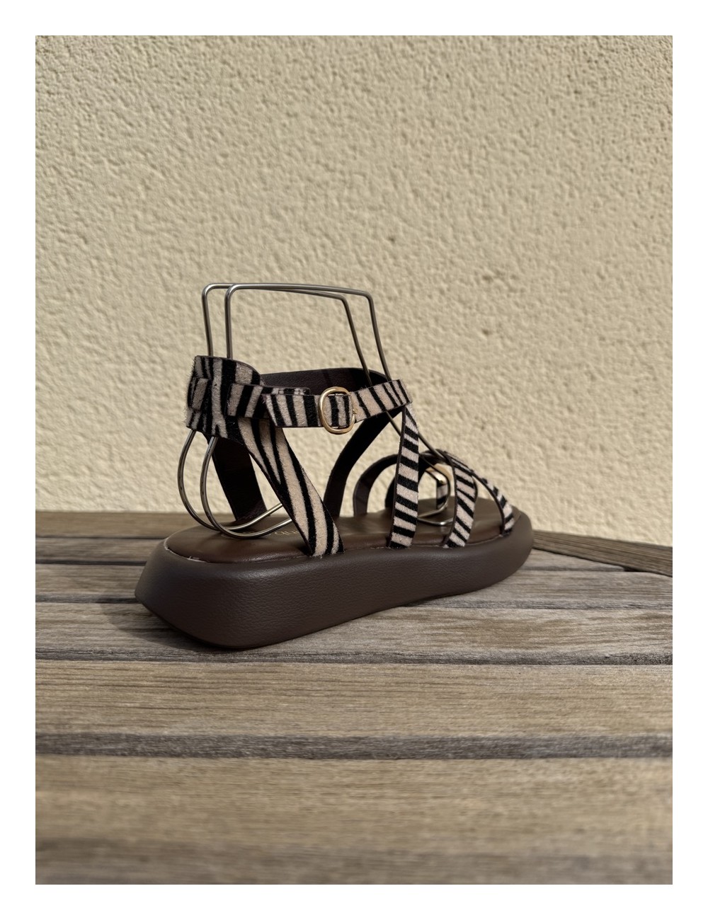 Sandalias con tiras y anillo Onifai zebra