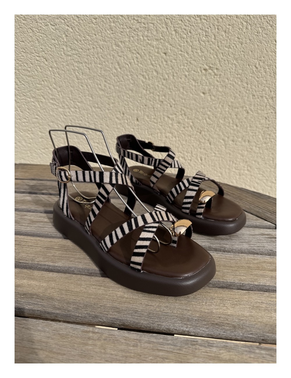 Sandalias con tiras y anillo Onifai zebra