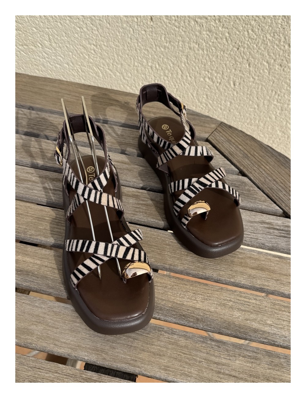 Sandalias con tiras y anillo Onifai zebra