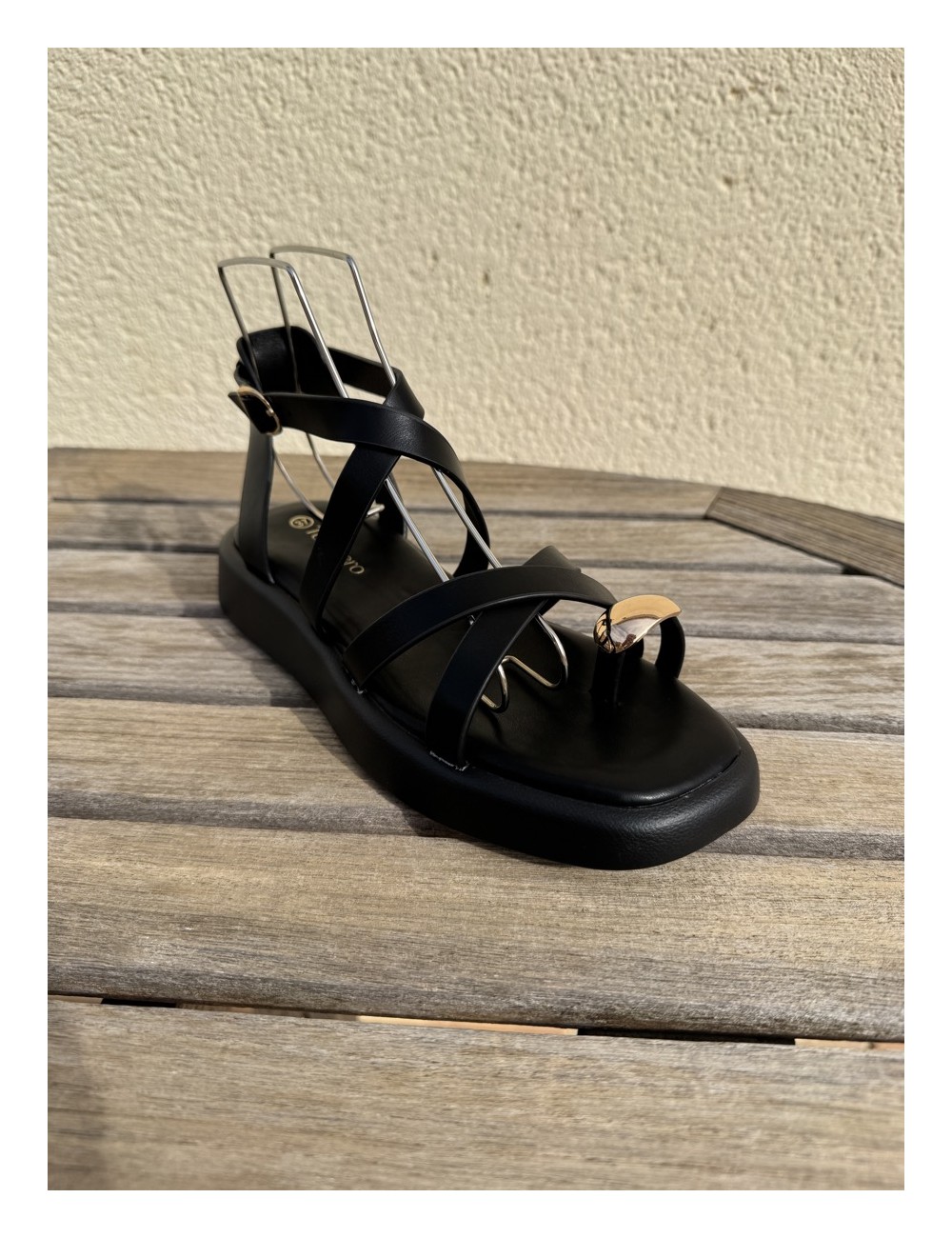 Sandalias con tiras y anillo Onifai Noir