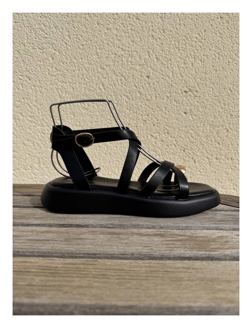 Sandalias con tiras y anillo Onifai Noir