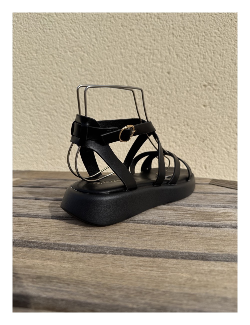 Sandalias con tiras y anillo Onifai Noir