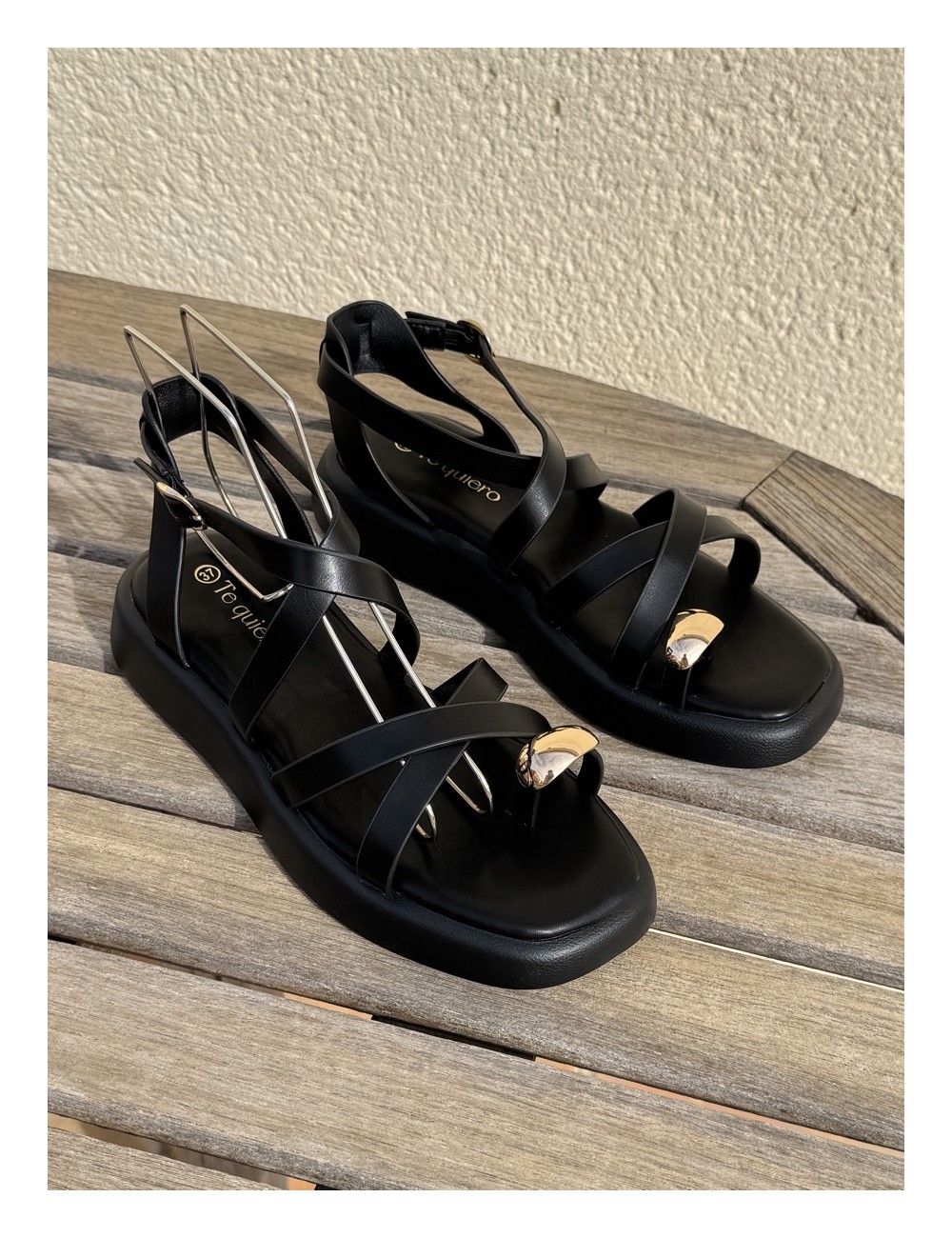 Sandalias con tiras y anillo Onifai Noir