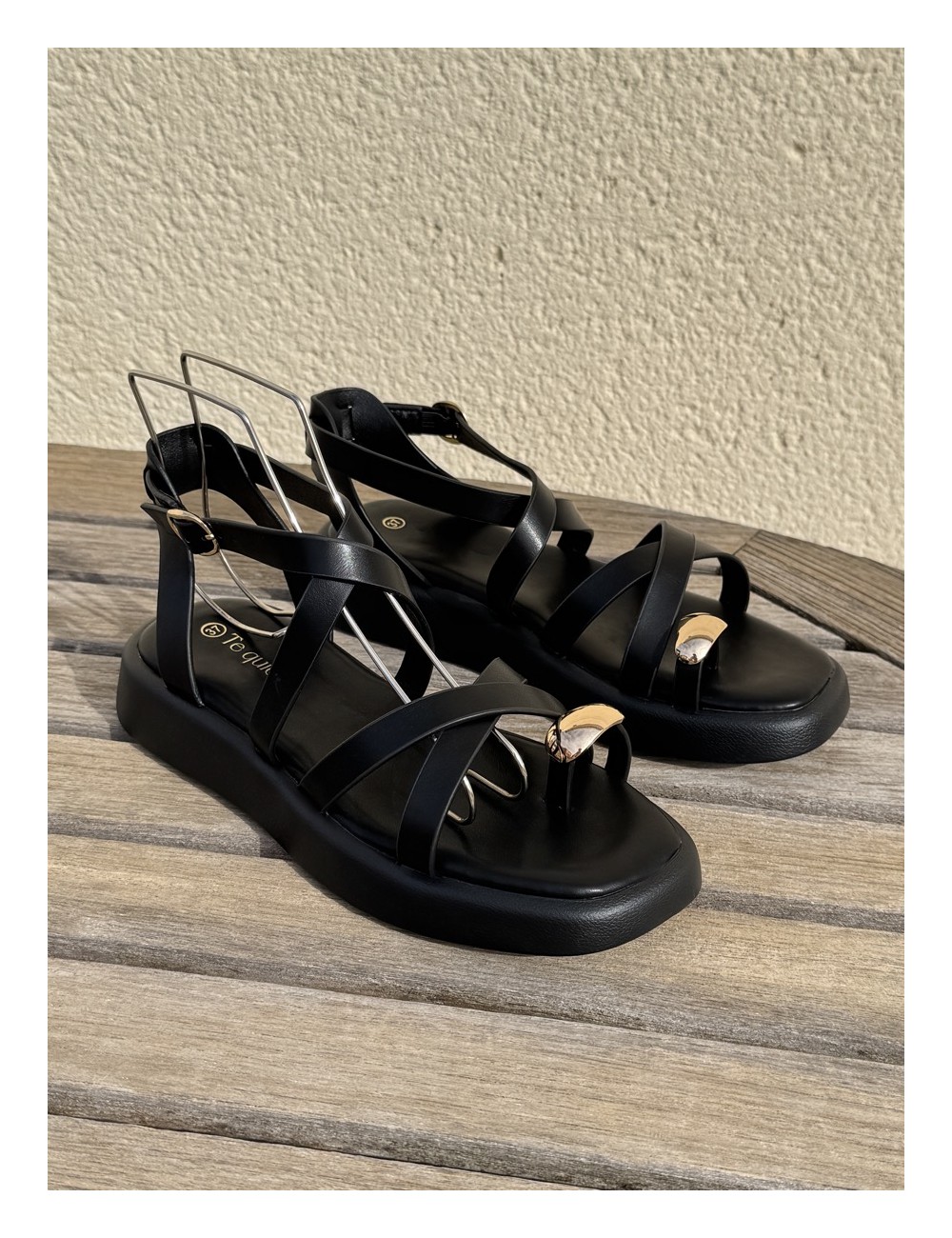 Sandalias con tiras y anillo Onifai Noir