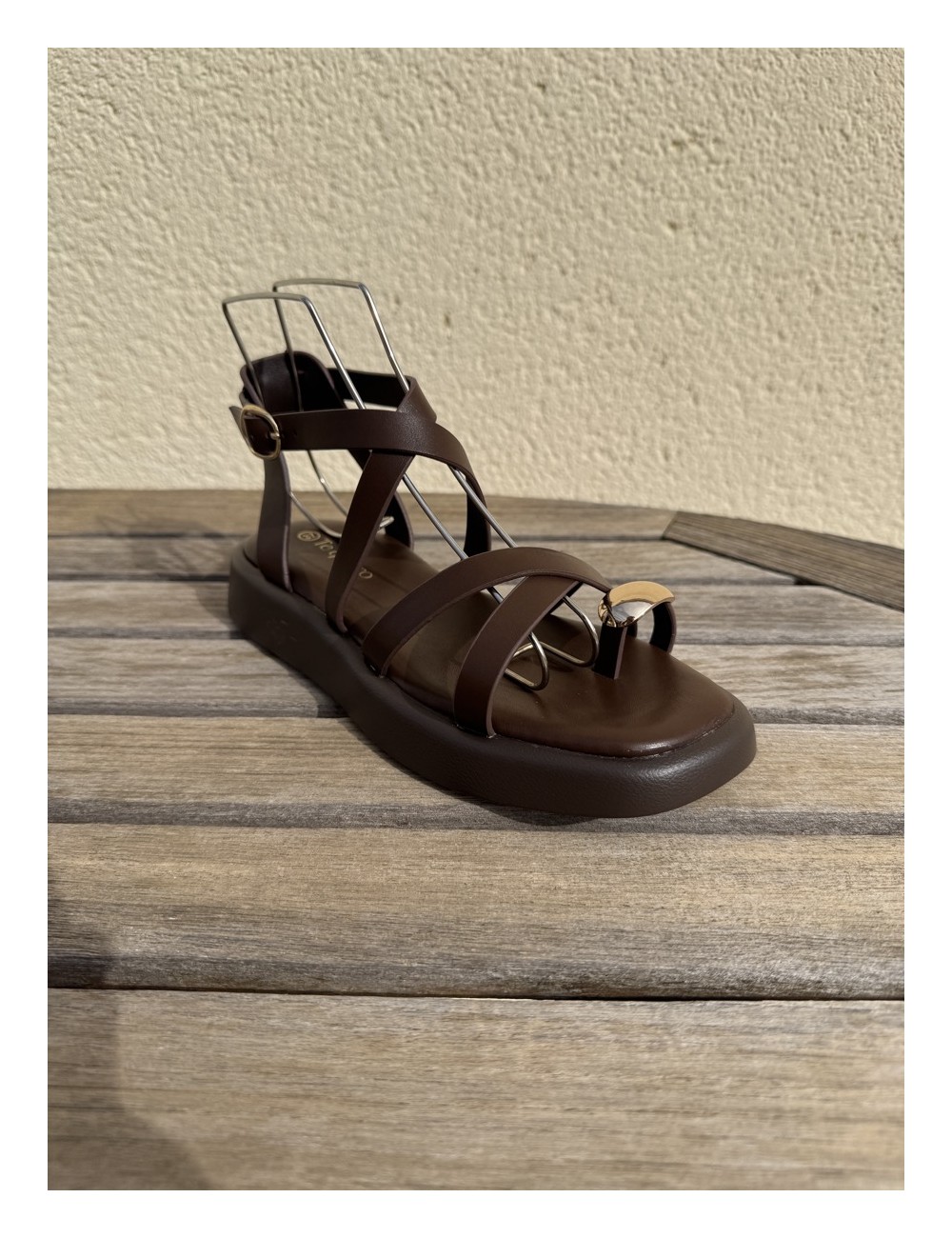 Sandalias con tiras y anillo Onifai Brown