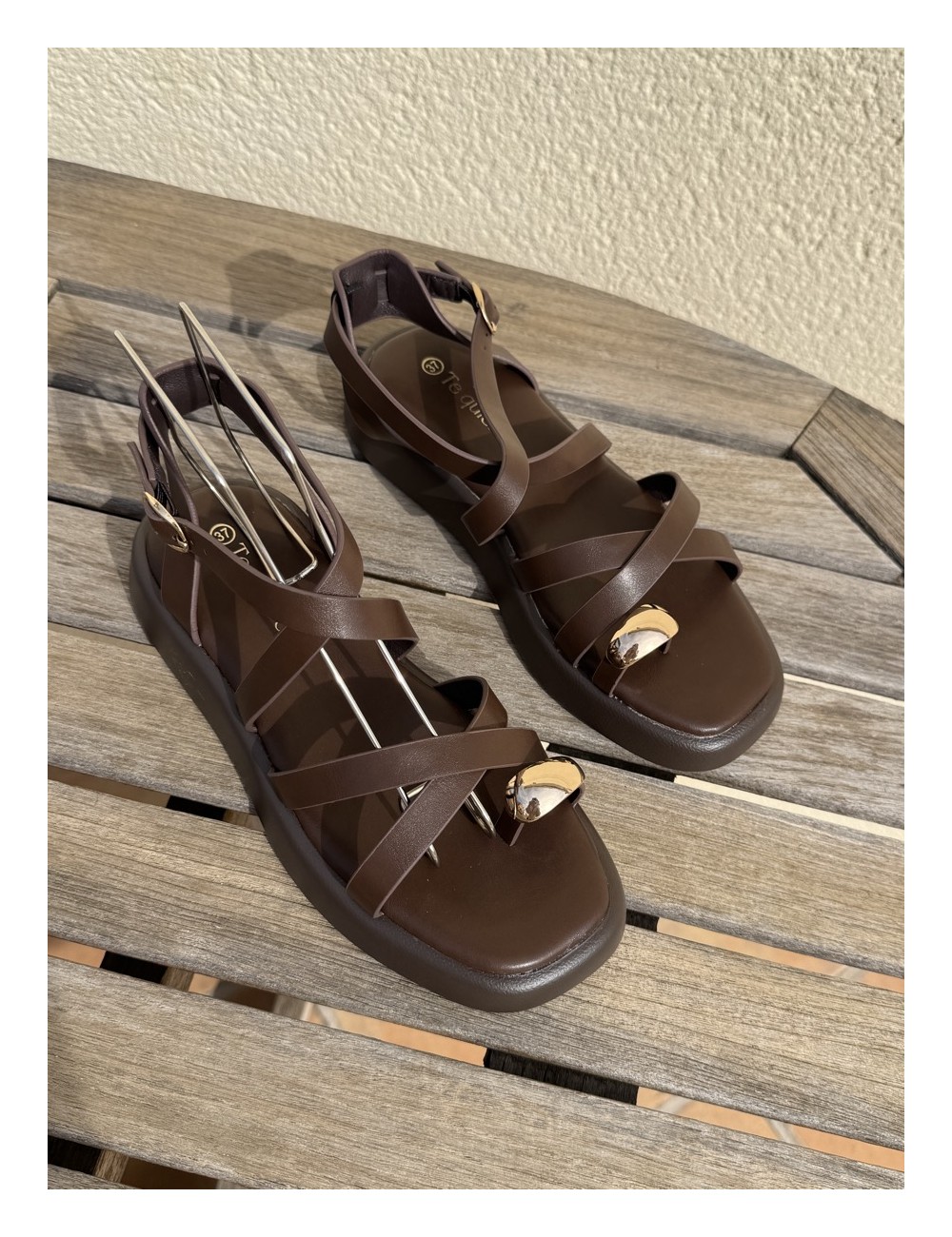 Sandalias con tiras y anillo Onifai Brown